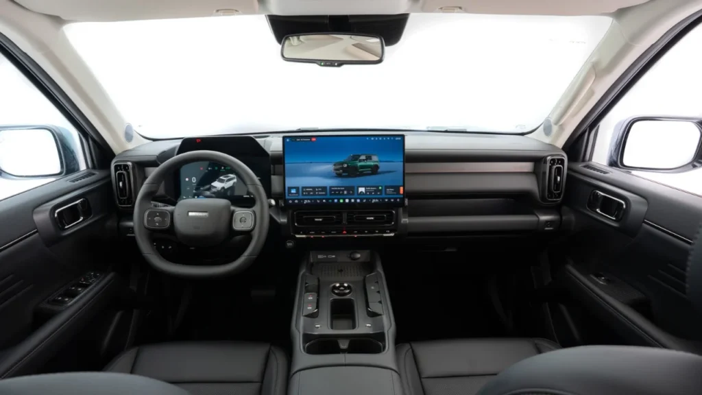 A cabine combina central multimídia de 15,6 polegadas, painel digital e head-up display (Divulgação/GWM)