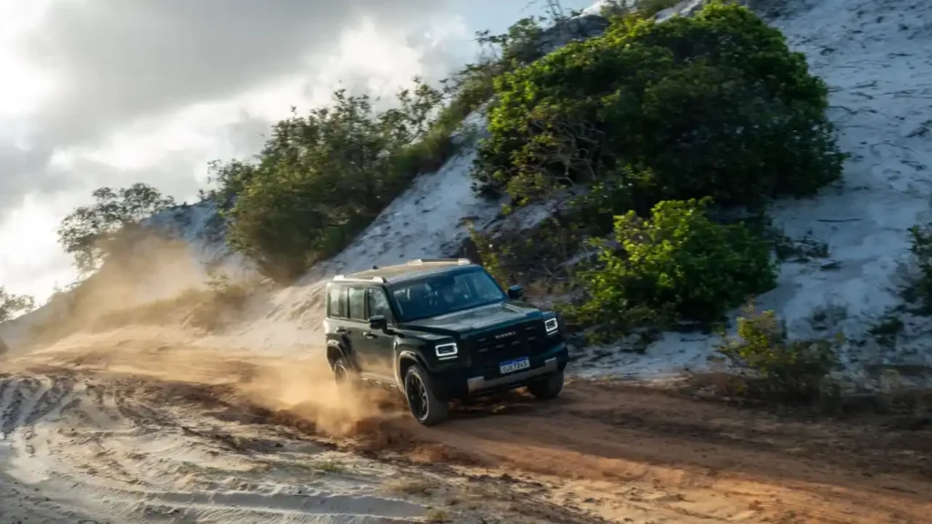 O SUV possui tração integral, vão livre de 220 milímetros e bloqueio mecânico do diferencial traseiro (Divulgação/GWM)